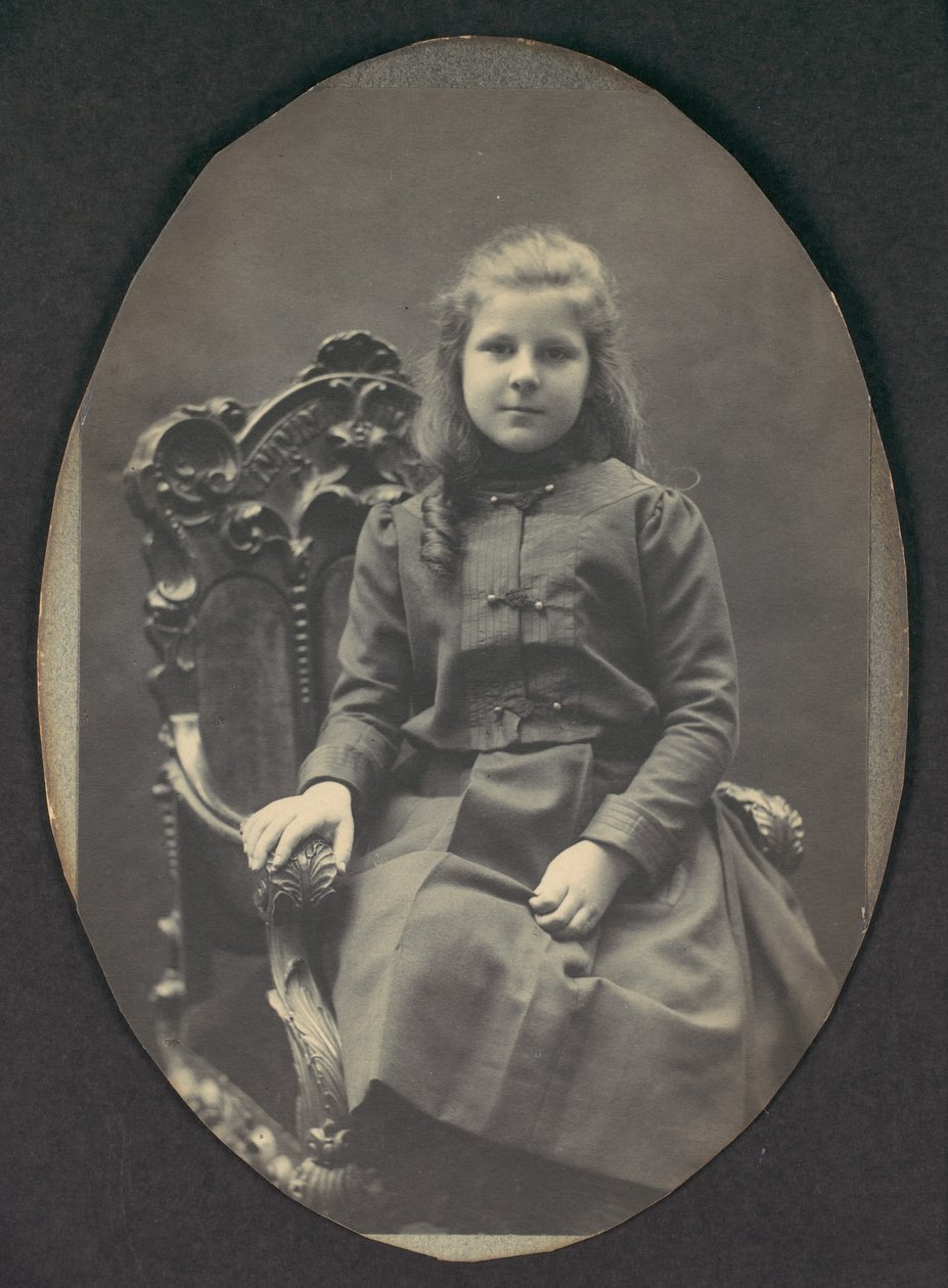 [Dziewczyna z lokami, siedząca, długość trzech czwartych], lata 90. XIX wieku. autorstwa Frederick Gutekunst