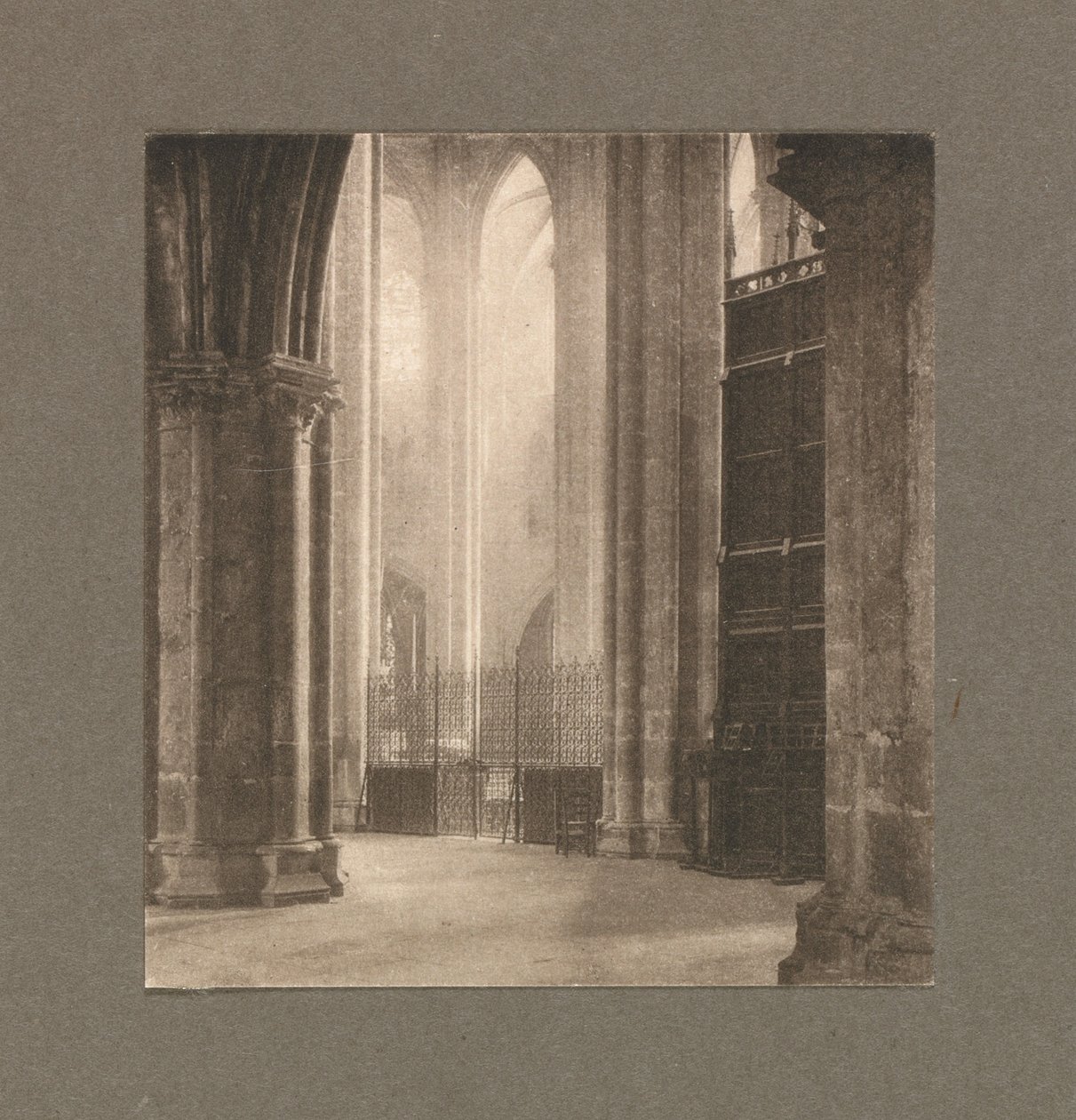 Praca z kamerą: Wysokość i światło w katedrze w Bourges, 1903. autorstwa Frederick Henry Evans