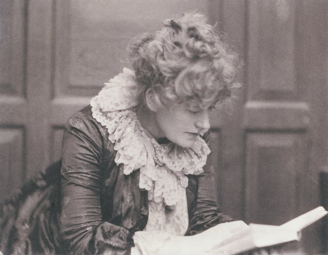 Zdjęcie portretowe czytającej Ellen Terry (1847-1928), Frederick Hollyer (1837-1933) (zdjęcie w sepii) autorstwa Frederick Hollyer