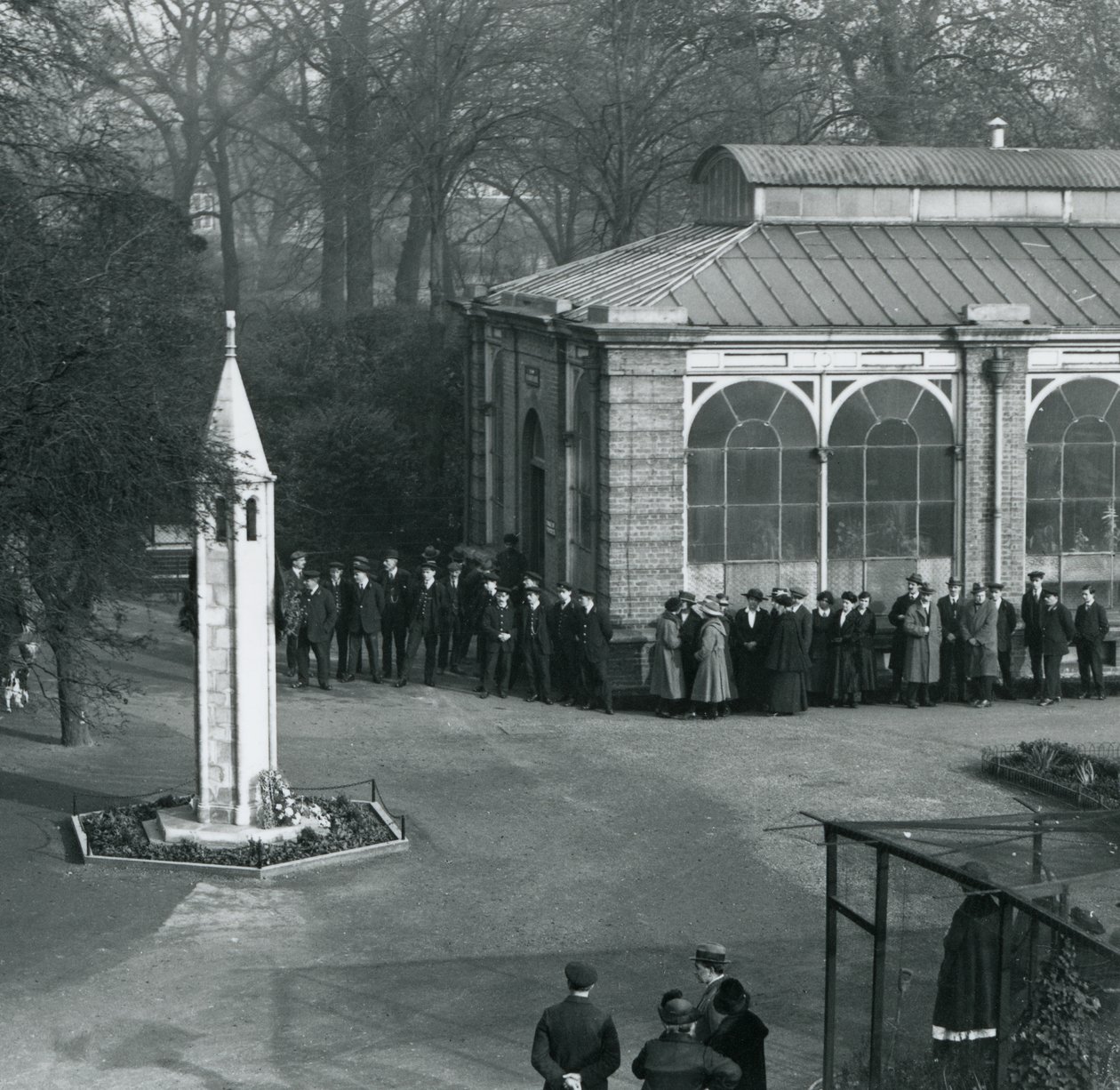 Dzień zawieszenia broni w War Memorial, londyńskie zoo, 11 listopada 1923 r. autorstwa Frederick William Bond