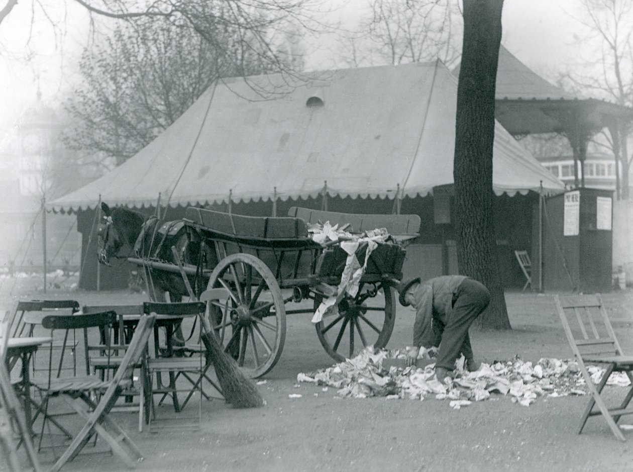 Porządki po świętach bankowych w londyńskim zoo w 1924 r. (zdjęcie czarno-białe) autorstwa Frederick William Bond