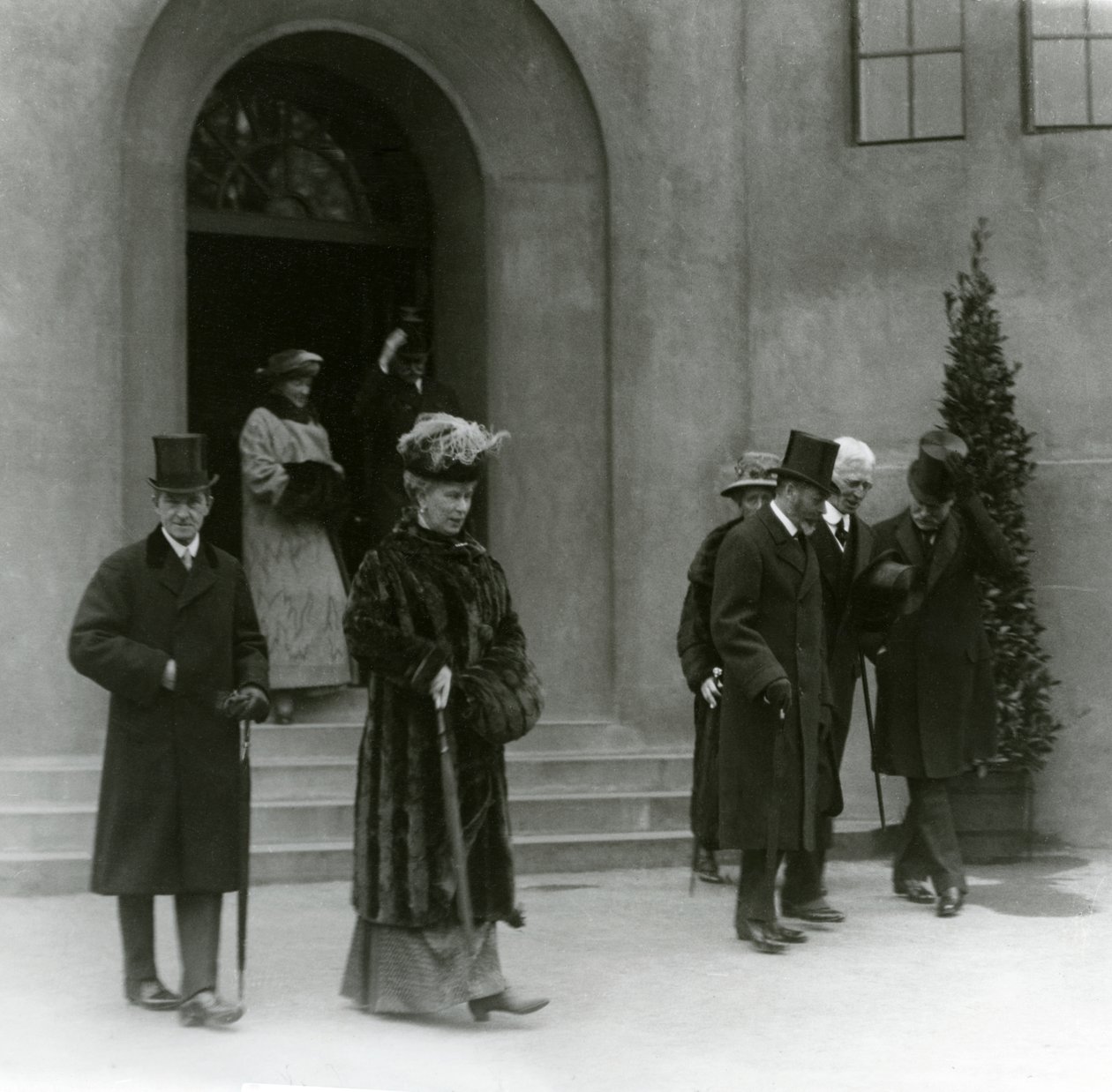 King George V i Queen Mary w londyńskim zoo Aquarium, 1924 r autorstwa Frederick William Bond