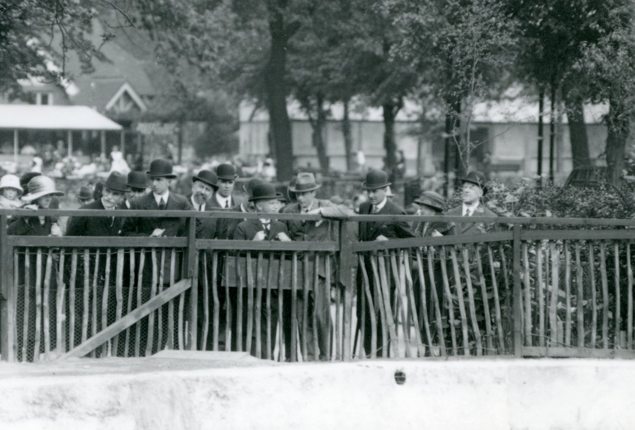 Król Włoch, Wiktor Emanuel III, wizyta w londyńskim zoo w 1924 r. autorstwa Frederick William Bond
