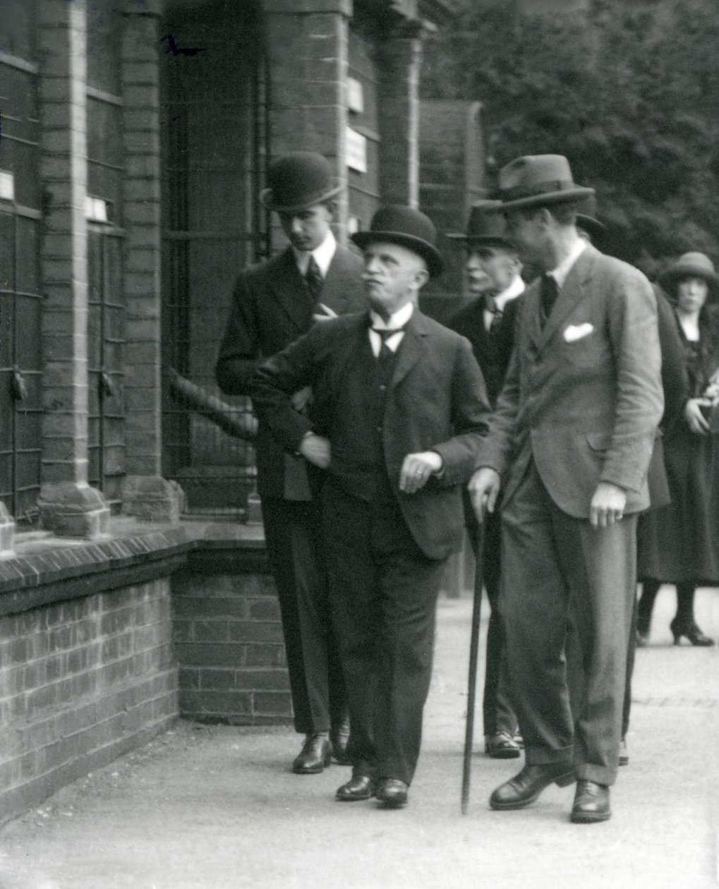 Król Włoch, Wiktor Emanuel III, wizyta w londyńskim zoo w 1924 r. autorstwa Frederick William Bond