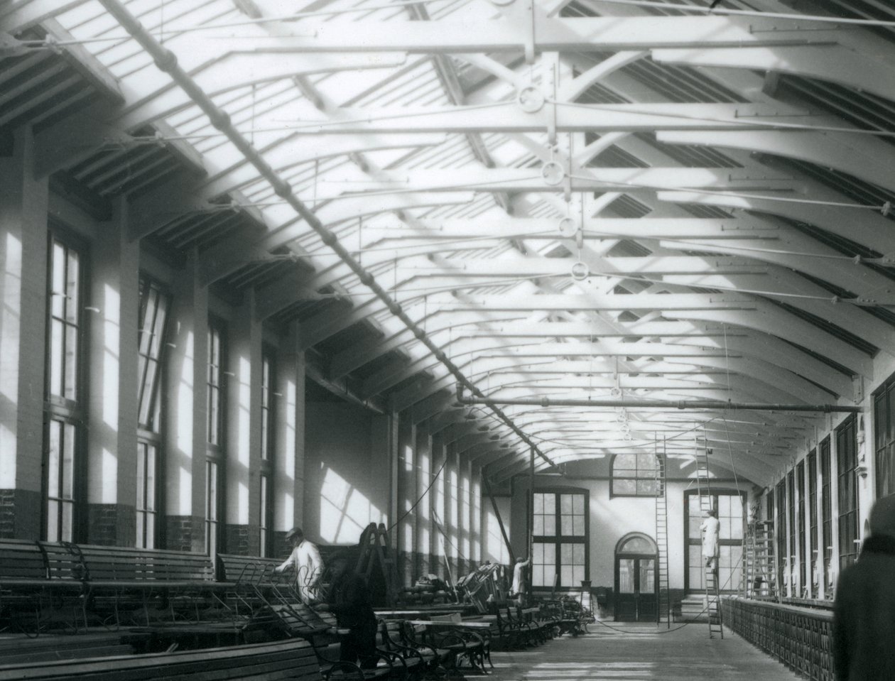 Dom Lwa z pięcioma mężczyznami pracującymi przy jego utrzymaniu, londyńskie zoo, 1926 autorstwa Frederick William Bond