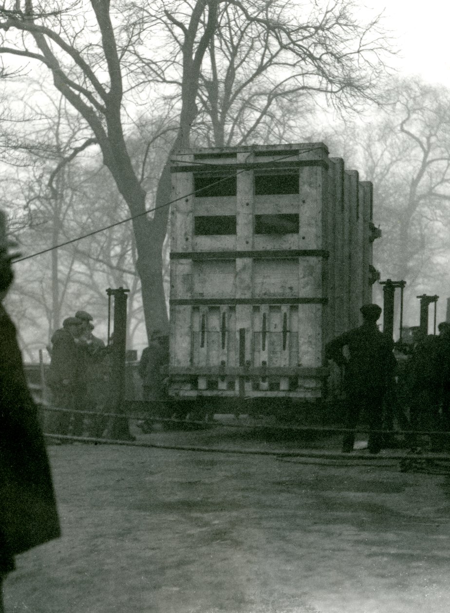 Transport samicy słonia azjatyckiego Lukhi, w drewnianej skrzyni, londyńskie zoo, 1923 autorstwa Frederick William Bond