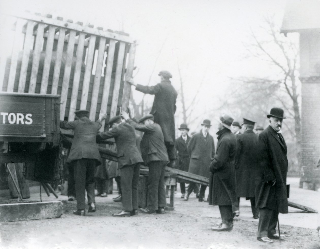 Rozładunek nowo przybyłego nosorożca indyjskiego, londyńskie zoo, 1924 autorstwa Frederick William Bond
