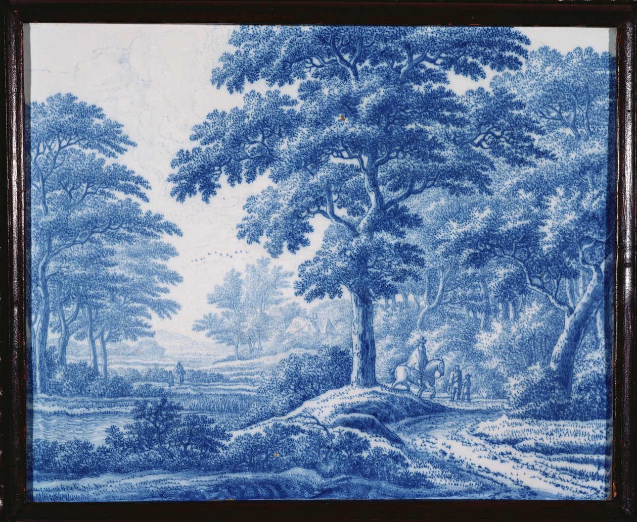 Bardzo rzadka holenderska niebiesko-biała prostokątna tablica Delft przedstawiająca wędrowców na drodze w zalesionym krajobrazie (porcelana) autorstwa Frederik van Frijtom