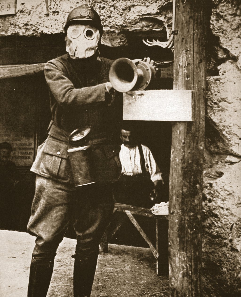 Róg Klaxona ostrzegający przed niemieckimi atakami gazowymi we francuskim okopie, ilustracja z The Illustrated War News, 24 stycznia 1917 (zdjęcie w sepii) autorstwa French Photographer