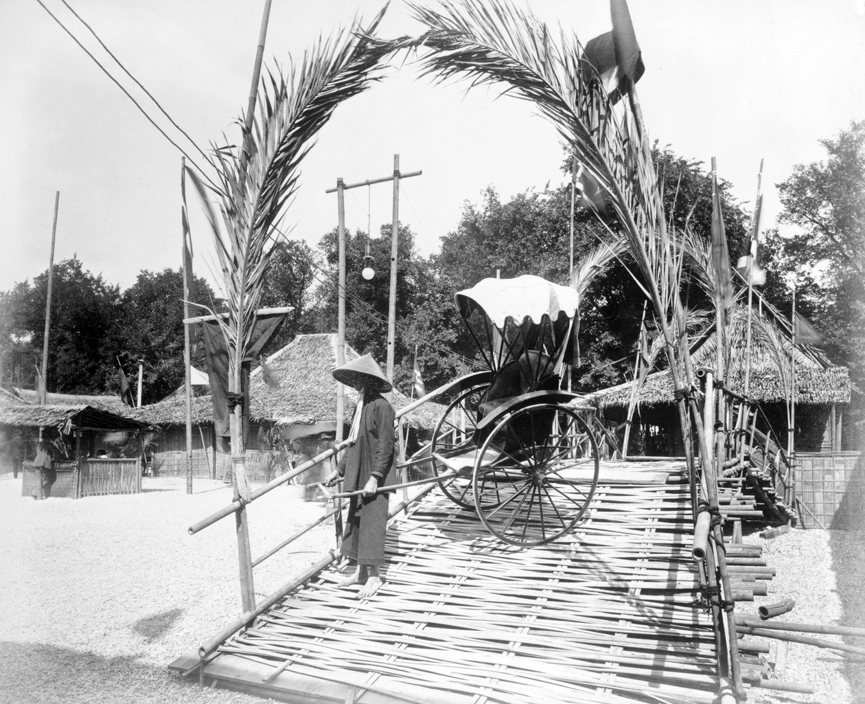 Kierowca rikszy przy wejściu do Tonkin Village, Wystawa Paryska, 1889 autorstwa French Photographer