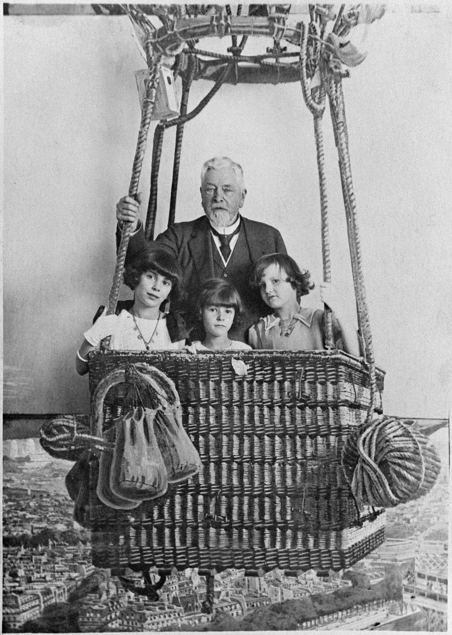 Alexandre Gustave Eiffel z wnukami w gondoli autorstwa French Photographer