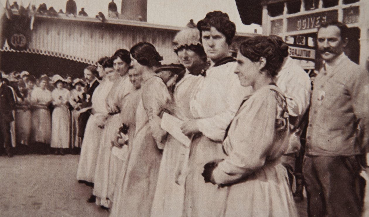 Cesarski honor dla francuskich robotników: Generał Giliński dekorujący kobiety, z The Illustrated War News, 12.07.1916 r. autorstwa French Photographer