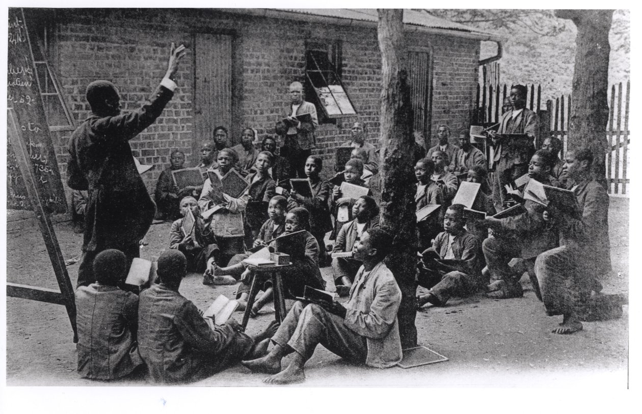 Szkoła pod gołym niebem w francuskojęzycznej Afryce, przed 1914 r. autorstwa French Photographer