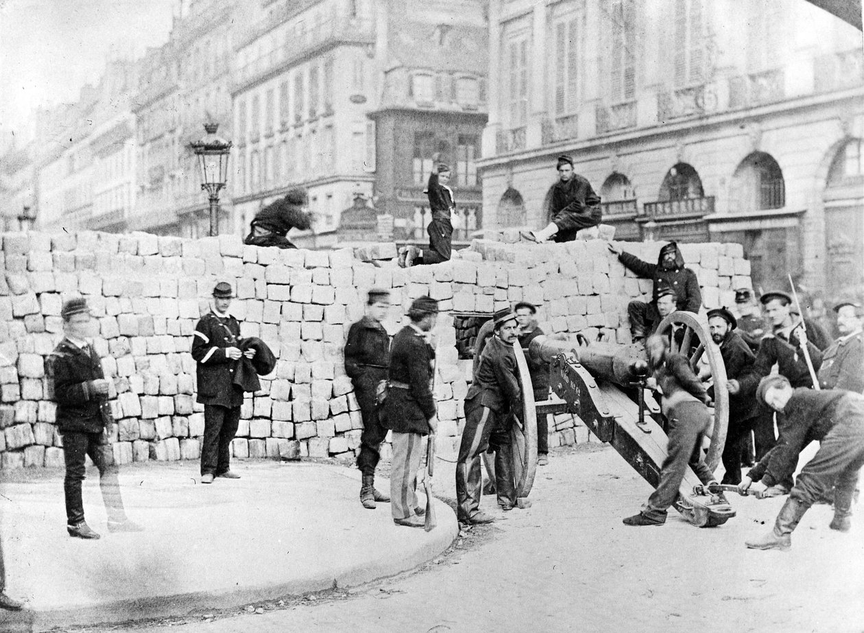 Barykada i żołnierze na Placu Vendôme podczas oblężenia Paryża, 1870 autorstwa French Photographer