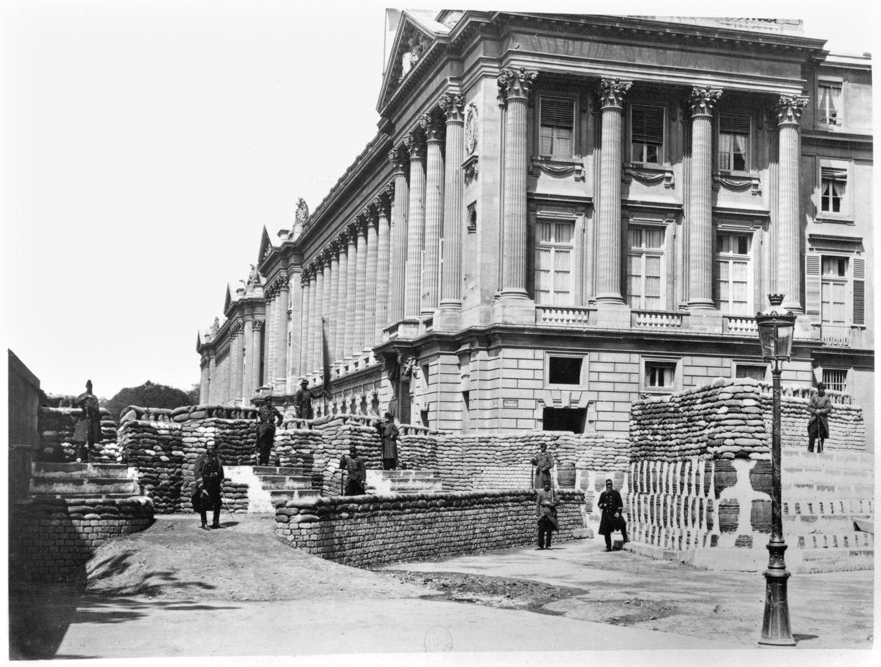 Barykada podczas Komuny Paryskiej, na rogu Rue de Rivoli i Place de la Concorde, 1871 autorstwa French Photographer