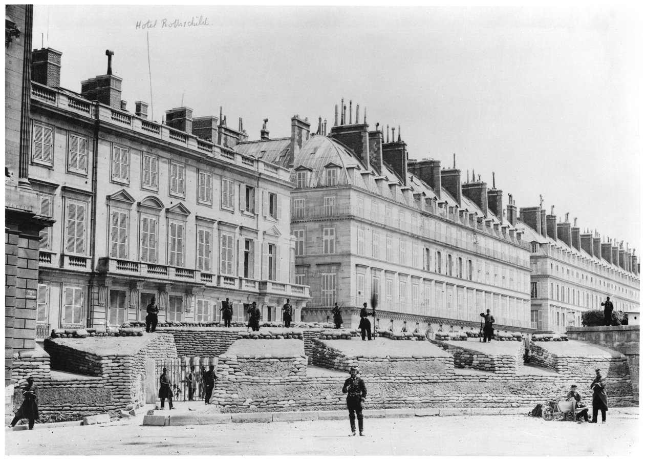 Barykada podczas Komuny Paryskiej przy Rue de Rivoli, 1871 autorstwa French Photographer