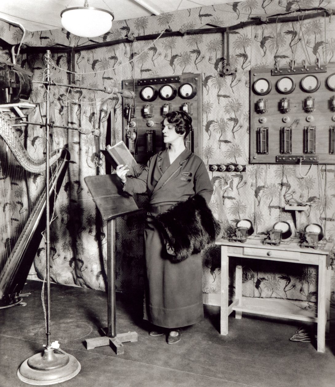 Beatrix Dussane w studiu nagrań radiowych, ok. 1936 autorstwa French Photographer