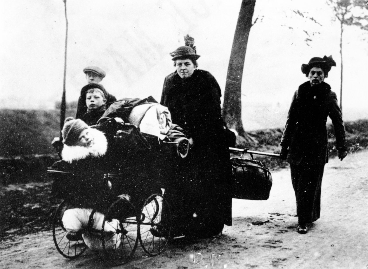 Belgijscy uchodźcy przybywający do Francji, 1914 autorstwa French Photographer