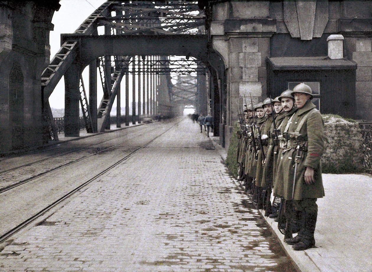 Żołnierze belgijscy strzegący mostu podczas okupacji strefy zdemilitaryzowanej Nadrenii przez wojska belgijskie i francuskie, Niemcy, 1921 (autochrom) autorstwa French Photographer
