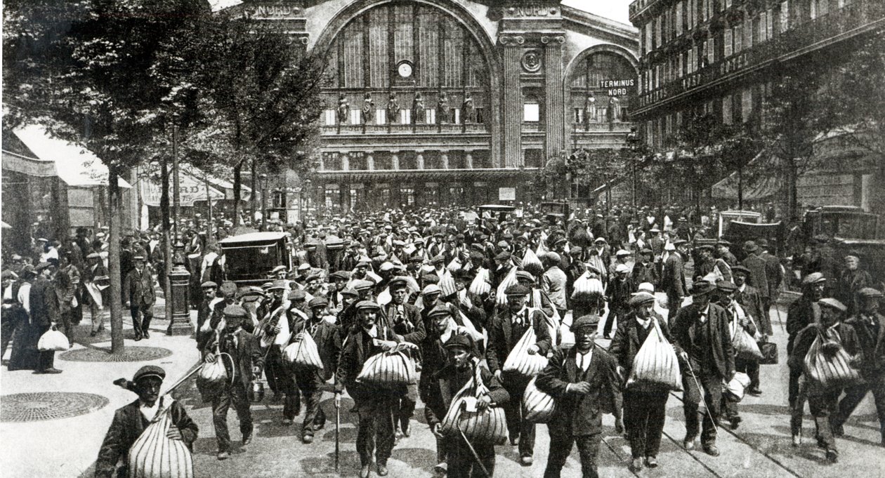 Belgowie i uchodźcy z zaatakowanych regionów przybywający do Paryża na Gare du Nord, 1914 autorstwa French Photographer