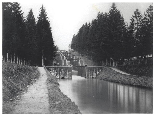 Śluzy kanałowe na Canal de Briare autorstwa French Photographer