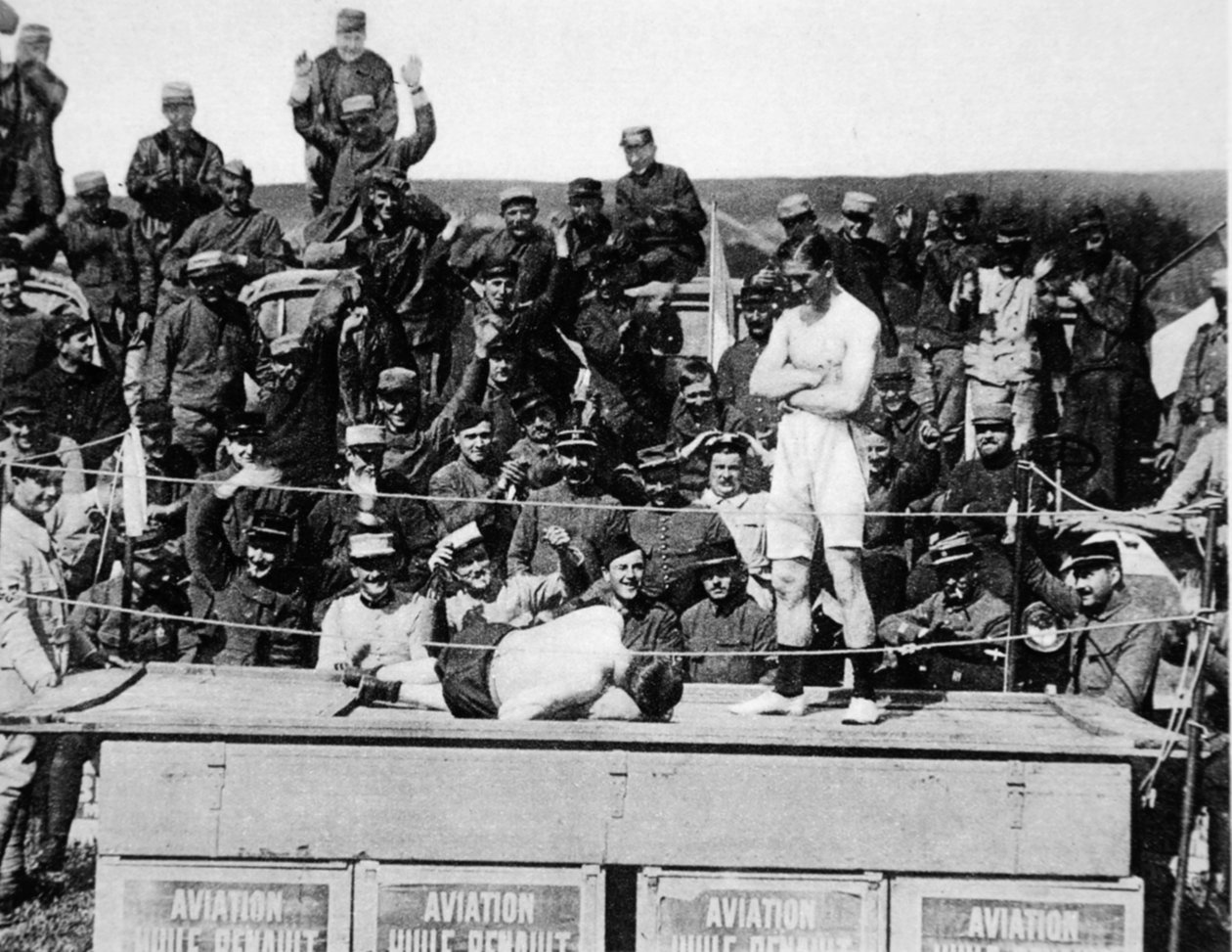Carpentier daje nokaut z przodu: słynny bokser ponownie zakłada rękawiczki, aby uhonorować bohatera, z The Illustrated War News autorstwa French Photographer