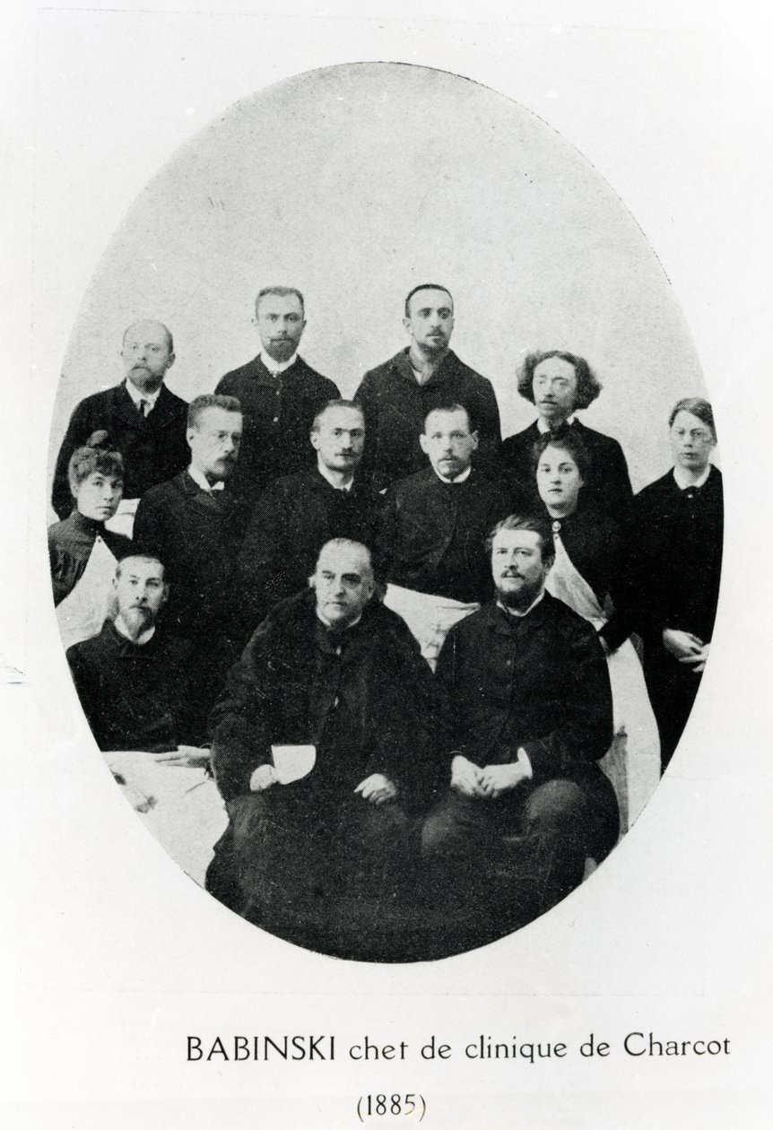 Charcot ze swoim szefem kuchni de clinique, Babińskim i grupą stażystów i lekarzy w szpitalu Salpetrière, Paryż, 1885 autorstwa French Photographer