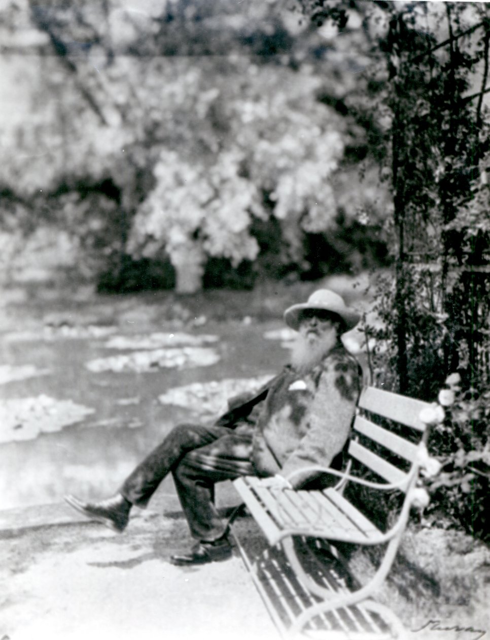 Claude Monet (1841-1926) w swoim ogrodzie w Giverny, ok. 1920 autorstwa French Photographer
