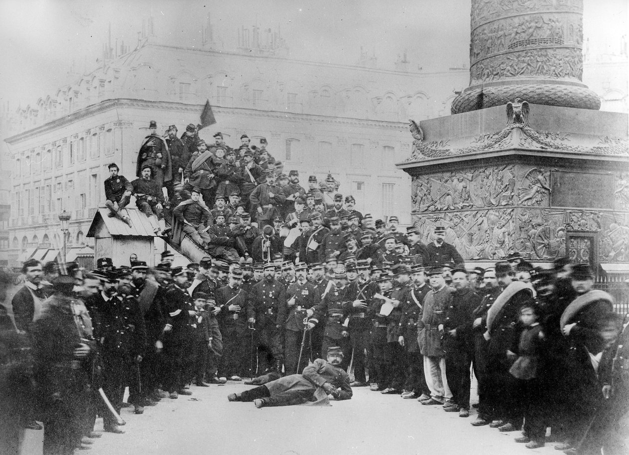 Komunardowie na Placu Vendôme podczas Komuny Paryskiej, 1871 autorstwa French Photographer