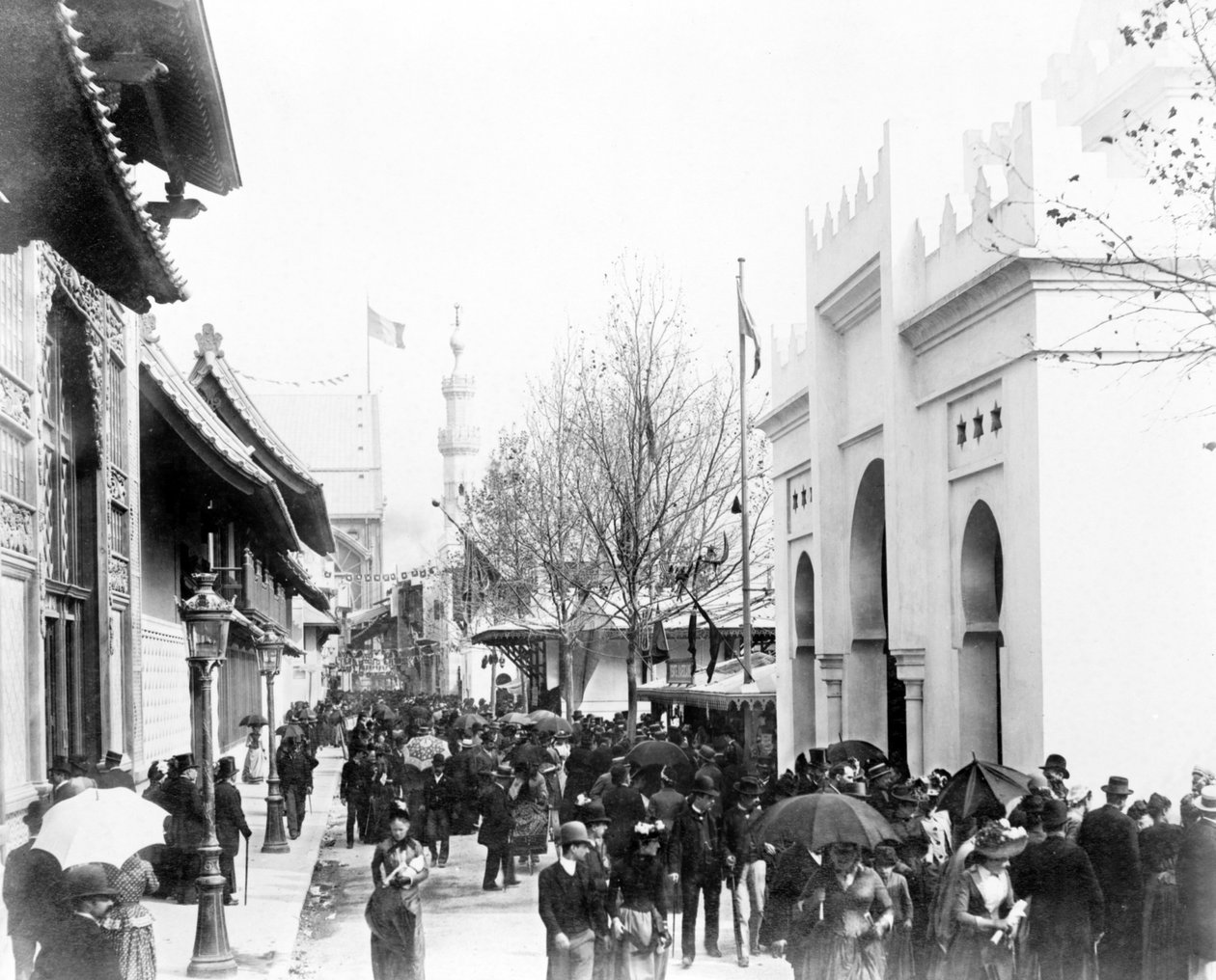 Tłum idący ulicą w Kairze, Wystawa Paryska, 1889 autorstwa French Photographer