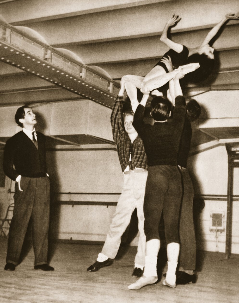David Lichine podczas próby do Un Coeur de Diamant, z Grand Ballet de Monte-Carlo, 1949 (fotograwiura) autorstwa French Photographer