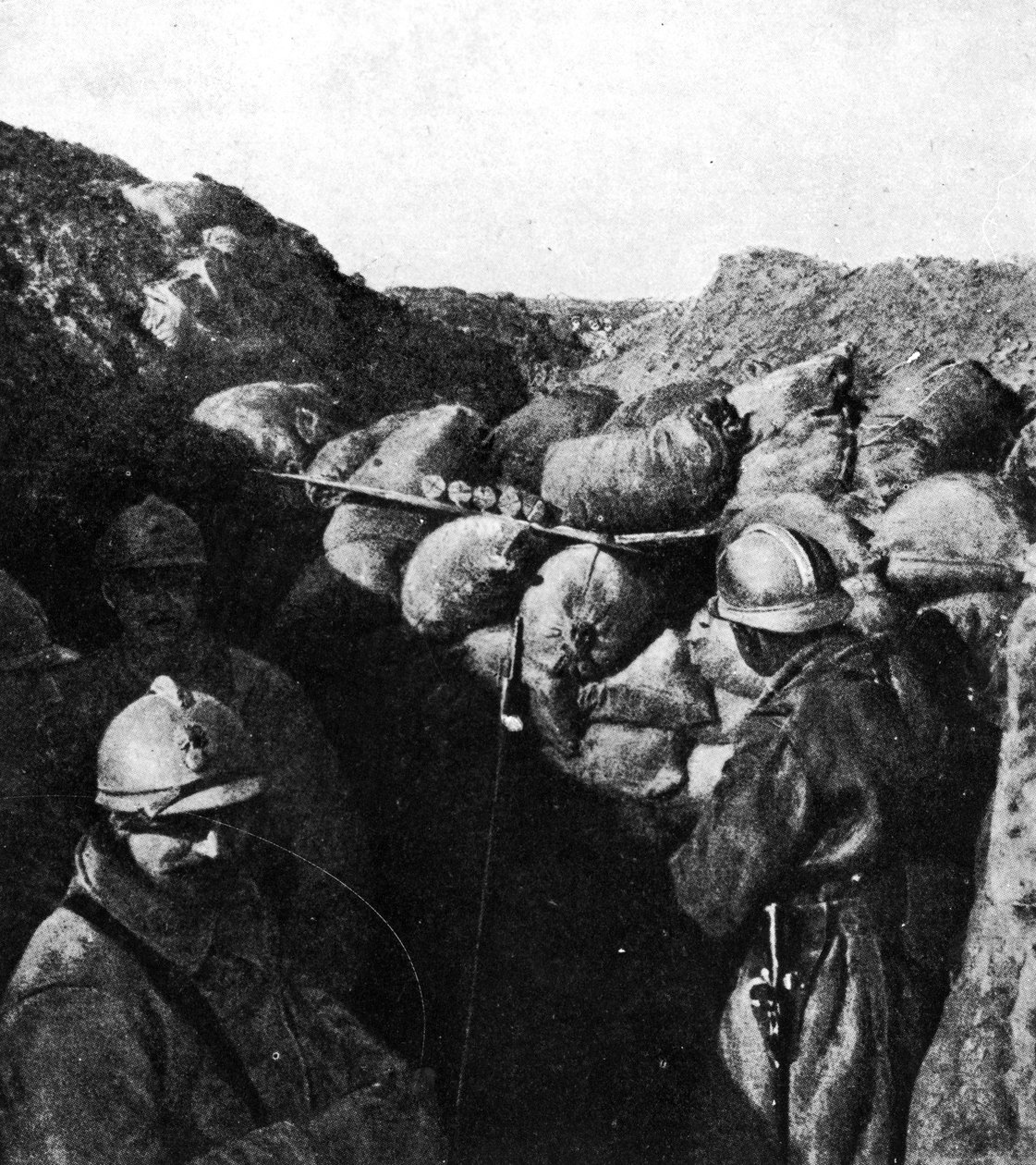 Wrogowie w tym samym okopie podczas I wojny światowej, żołnierze francuscy i niemieccy oddzieleni tylko ścianą worków z piaskiem (zdjęcie bw) autorstwa French Photographer