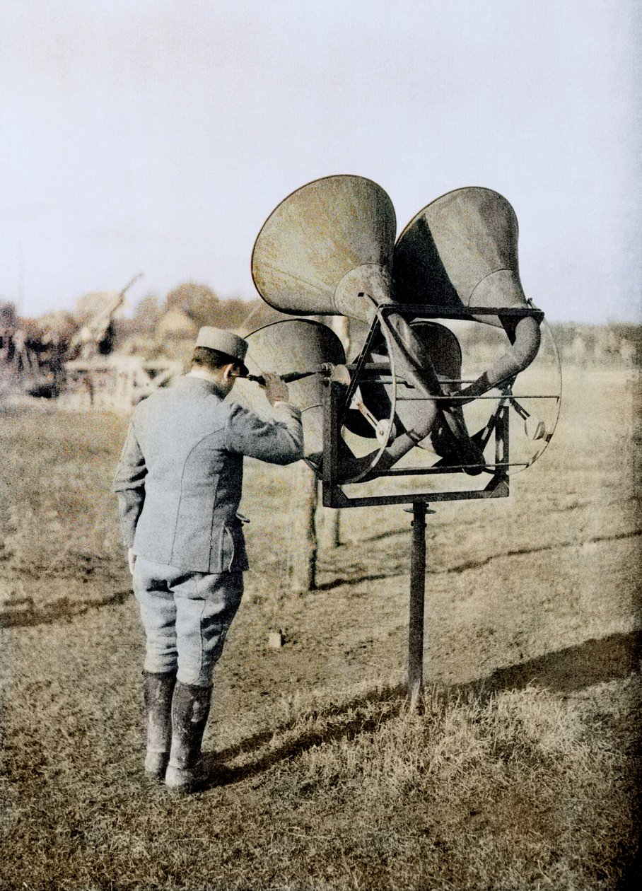 Żołnierz francuski z akustycznym urządzeniem nasłuchowym do śledzenia samolotów, w przygotowaniu dla artylerii przeciwlotniczej, Francja, ok. 1916-18 (autochrom) autorstwa French Photographer