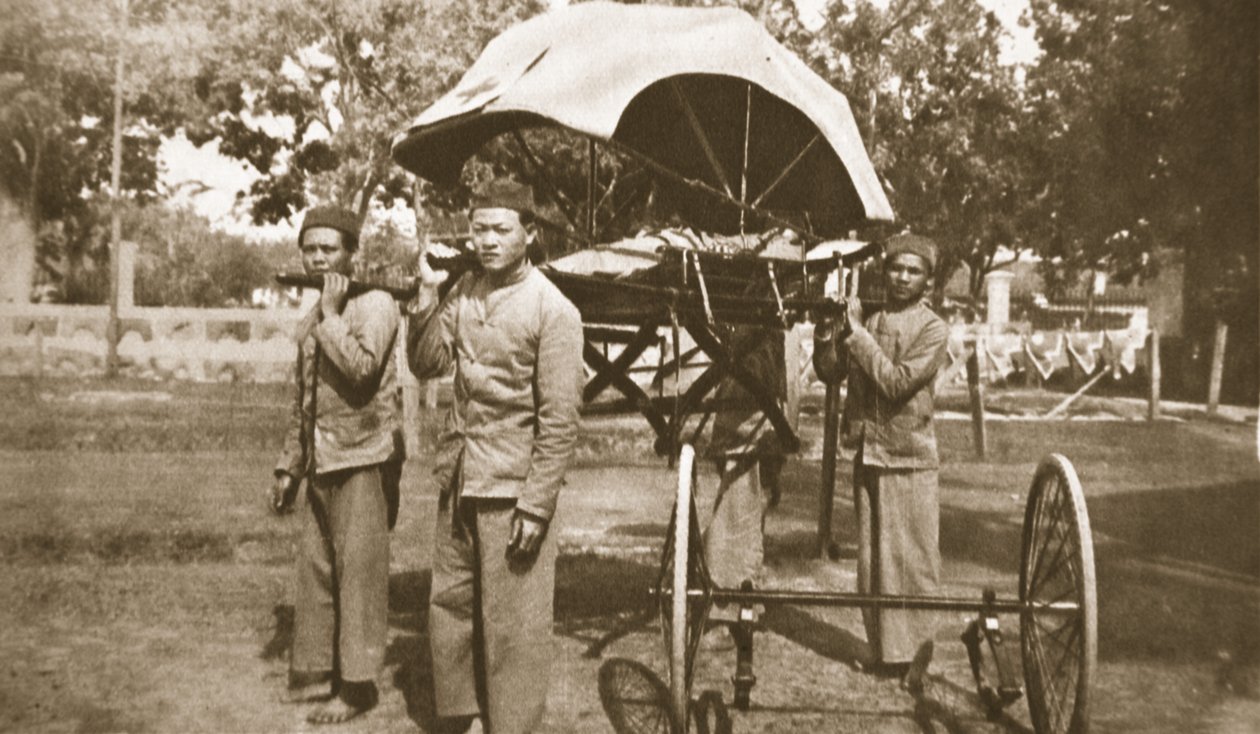 Z Dalekiego Wschodu na europejskie pola bitew: partia Czerwonego Krzyża, z The Illustrated War News, 21 czerwca 1916 (zdjęcie w sepii) autorstwa French Photographer
