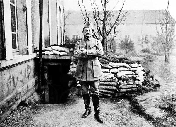 Generał Charles Marie Emmanuel Mangin (1866-1925) przed swoim posterunkiem, 1916 autorstwa French Photographer