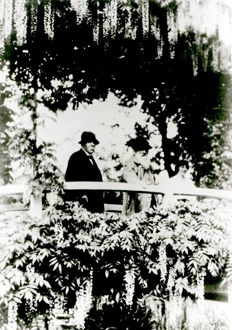 Georges Clemenceau (1841-1929) Claude Monet (1841-1926) i Alice Butler (1894-1949) na moście japońskim w ogrodzie Monets, Giverny, 1921 autorstwa French Photographer