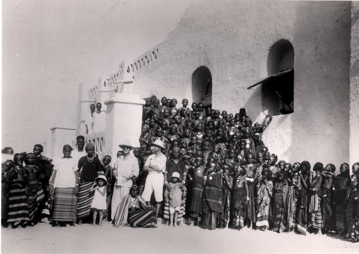 Grupa młodych dziewcząt przed rezydencją w Filinge koło Nyamey, Niger, 1929 autorstwa French Photographer