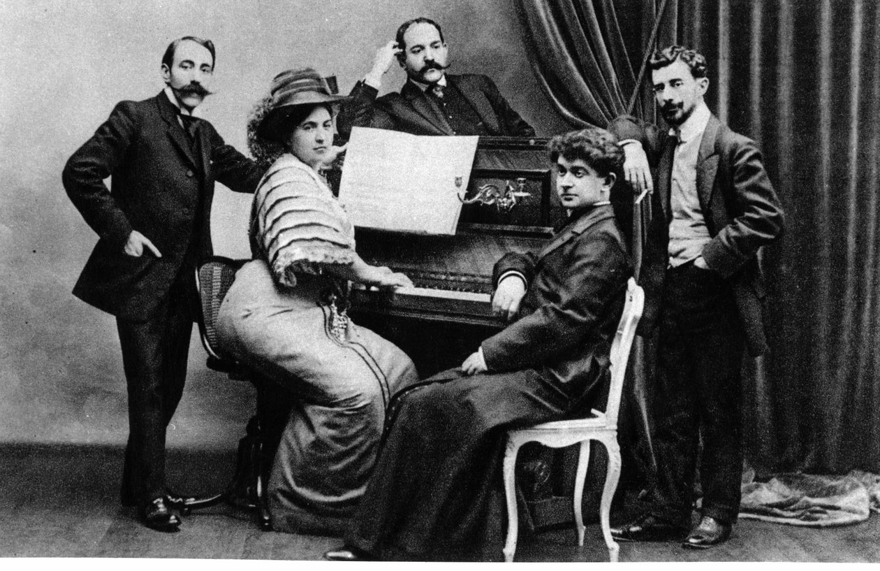 Fotografia grupowa członków zespołu Apacze - (od lewej do prawej) Ricardo Vines, Madame i Monsieur Robert Mortier, Abbe Leonce Petit i Maurice Ravel, ok. 1900 r. autorstwa French Photographer
