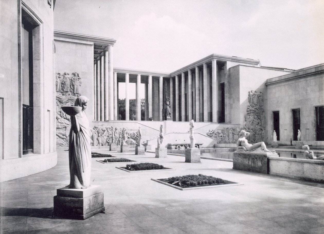 Wewnętrzny dziedziniec Muzeum Sztuki Nowoczesnej na Międzynarodowej Wystawie Paryskiej, 1937 autorstwa French Photographer