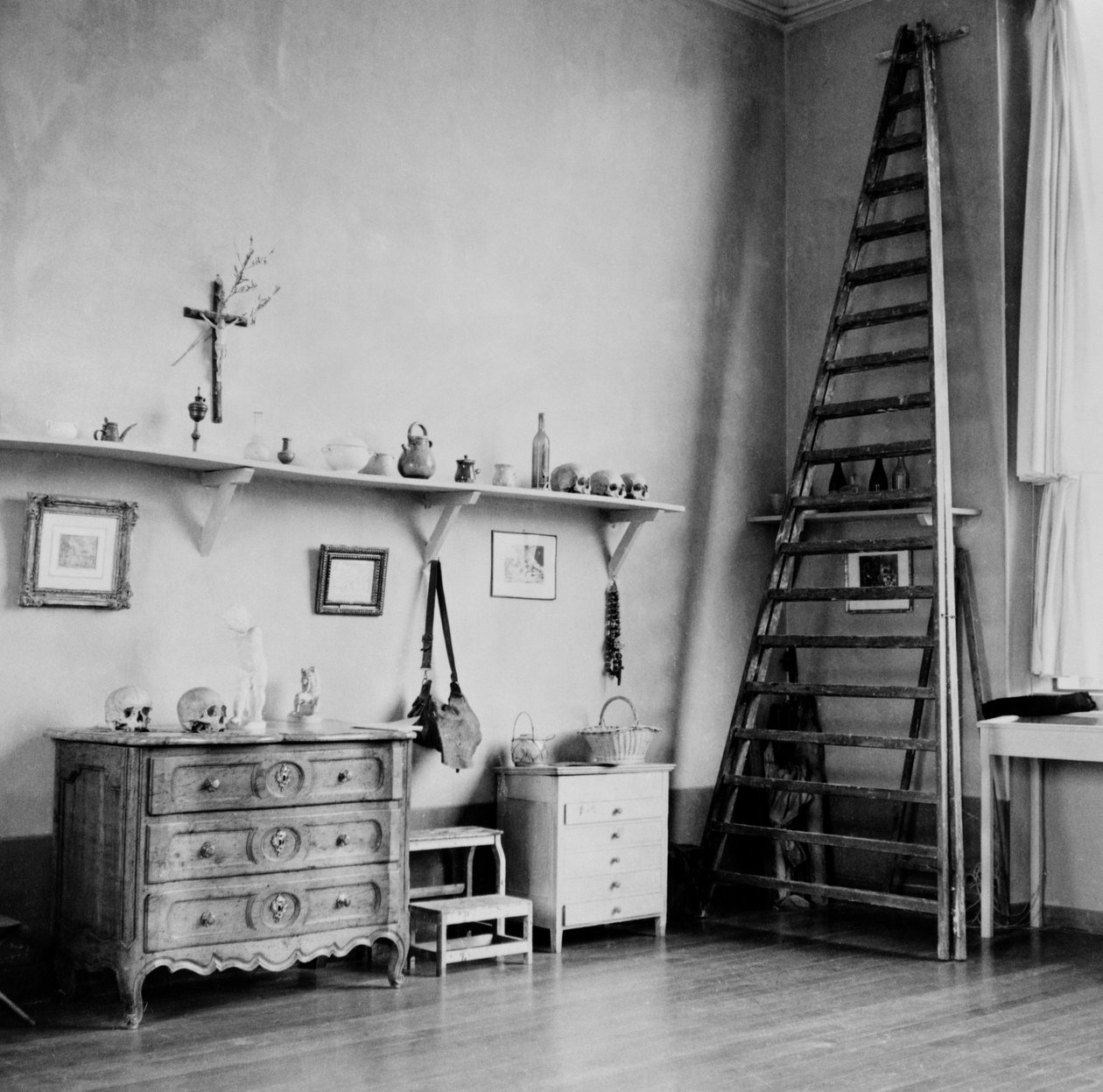 Wnętrze pracowni Cezannes w Aix-en-Provence, c.1900-02 autorstwa French Photographer
