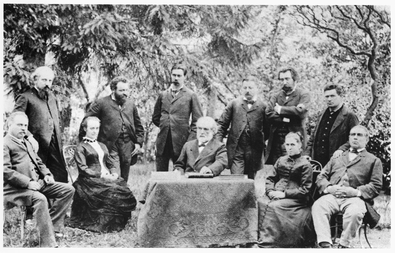 Jean-Baptiste Andre Godin (1817-88) wraz z członkami pierwszego zebrania kierujących Rodziną Guise, 1885 autorstwa French Photographer