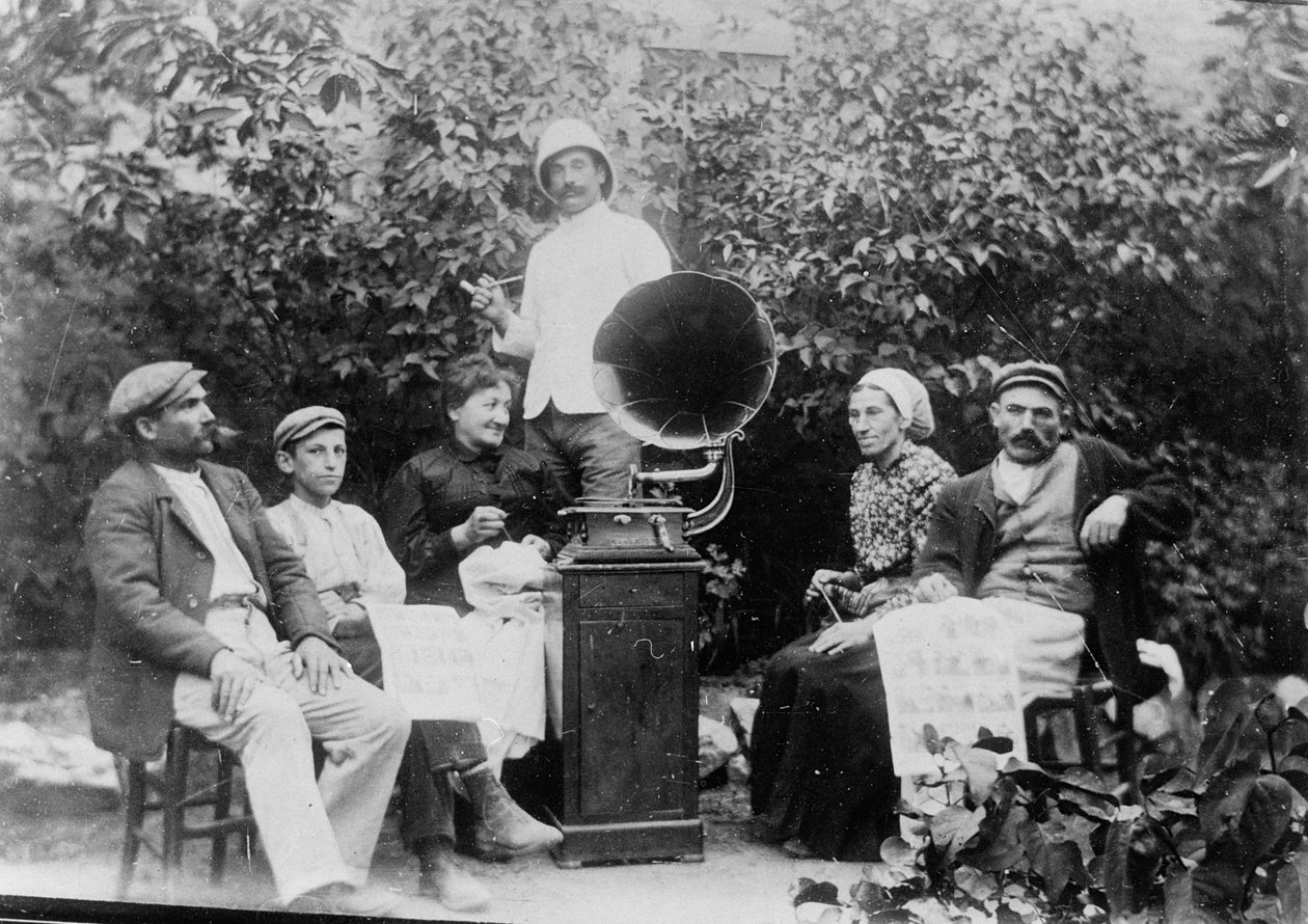 Słuchanie gramofonu pod Beziers, ok. godz. 1910 autorstwa French Photographer