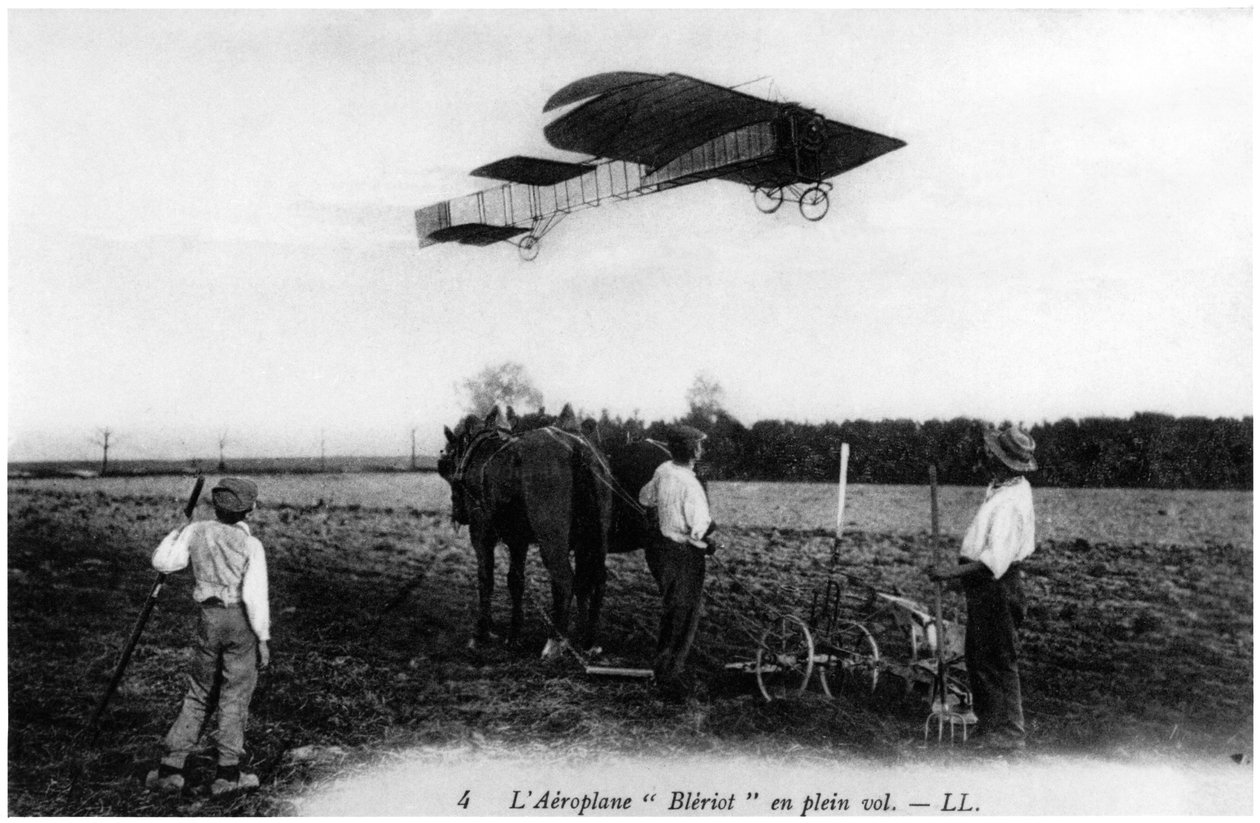 Louis Bleriot (1872-1936) lecący swoim samolotem, ok. 1909 autorstwa French Photographer