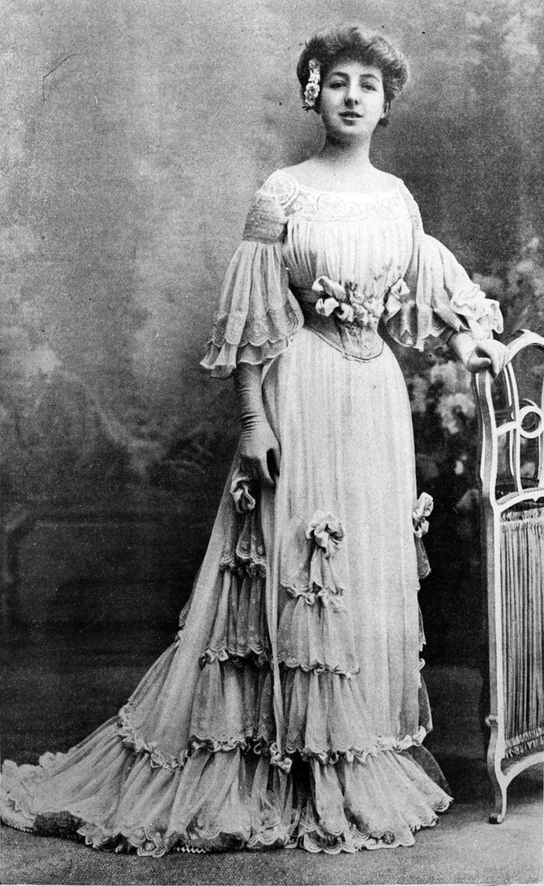 Mademoiselle Régnier w stroju Jacquesa Douceta, 1903 autorstwa French Photographer