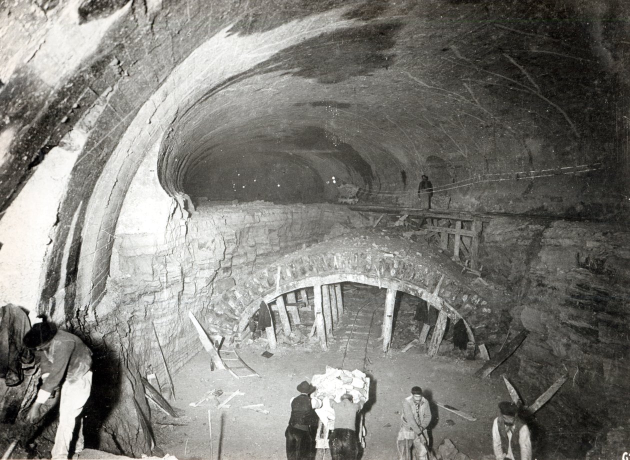 Budowa tunelu na Place de Roubaix dla stacji metra na Gare du Nord, Ligne 5, 7 maja 1906 r. autorstwa French Photographer