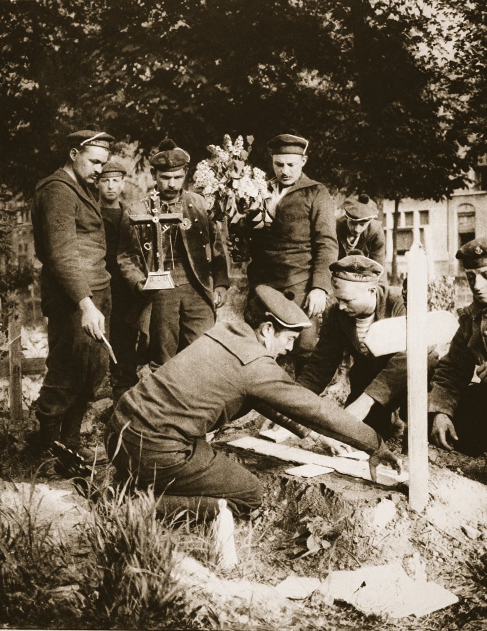 Strzelcy piechoty morskiej dekorują grób na cmentarzu Nieuport, 1915 (zdjęcie w sepii) autorstwa French Photographer
