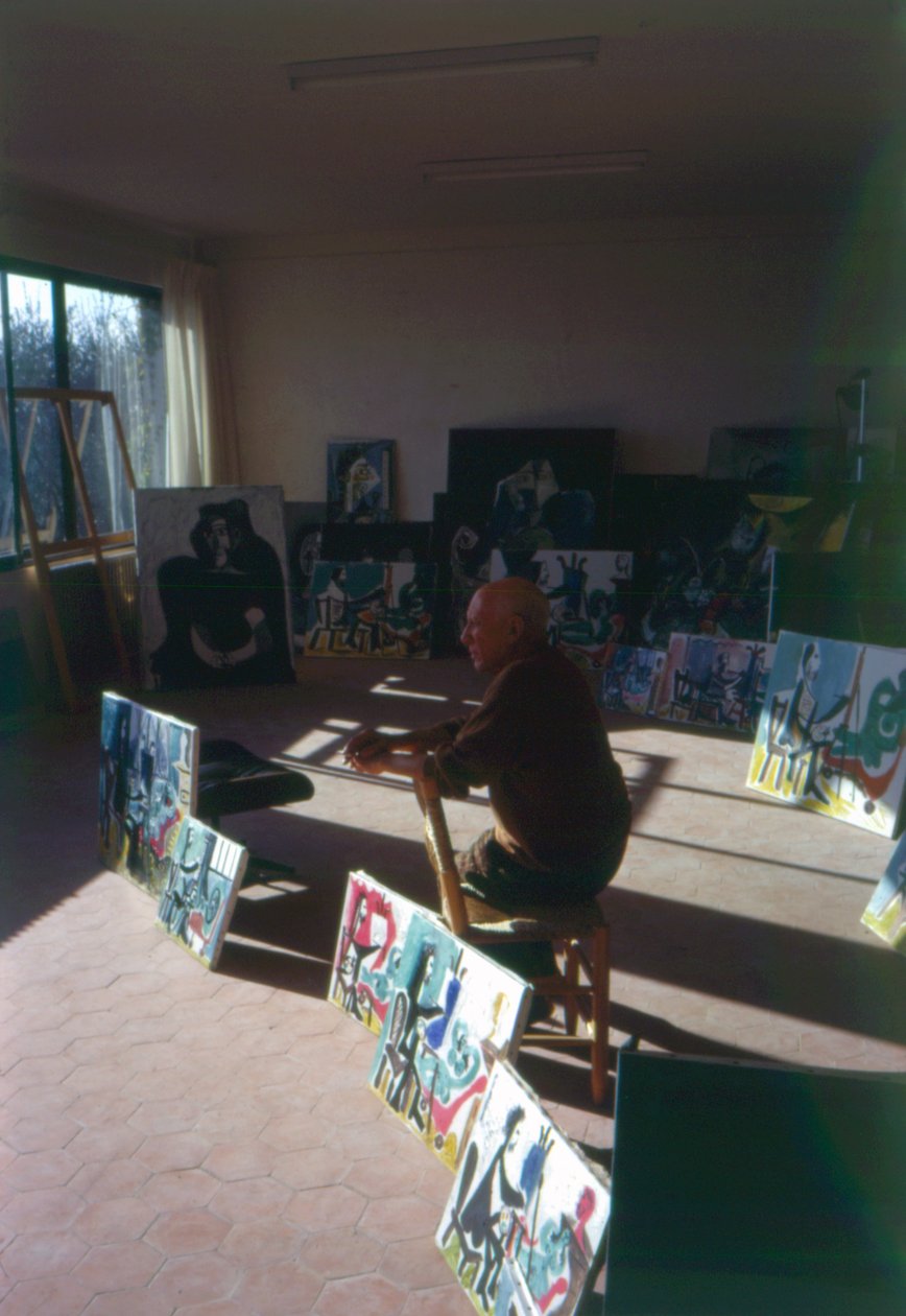 Pablo Picasso (1881-1973) w swoim studio otoczony cyklem Le peintre et son models autorstwa French Photographer