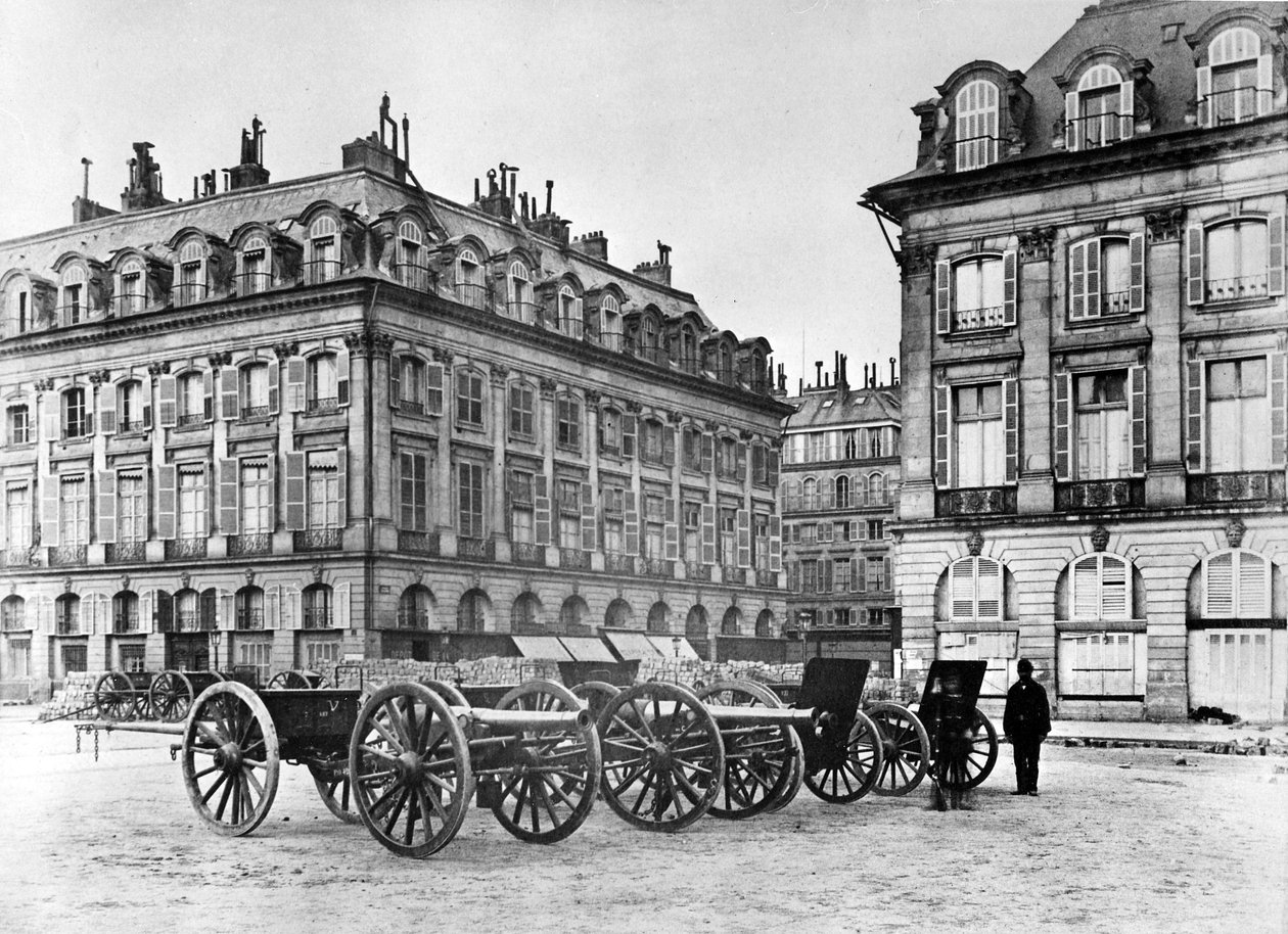 Paryska ulica z barykadą i armatami, 1870 autorstwa French Photographer
