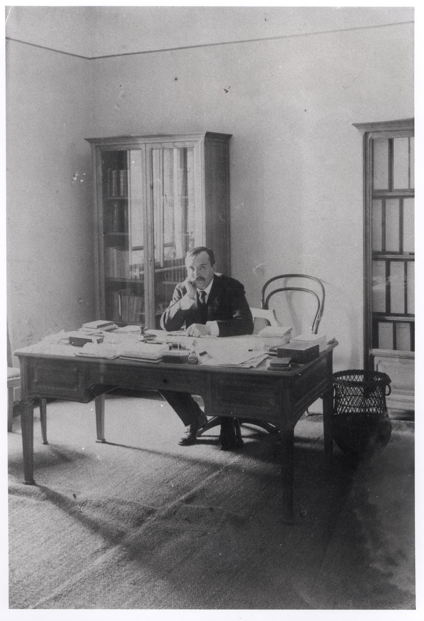 Paul Claudel (1868-1955) w swoim biurze w Pradze autorstwa French Photographer