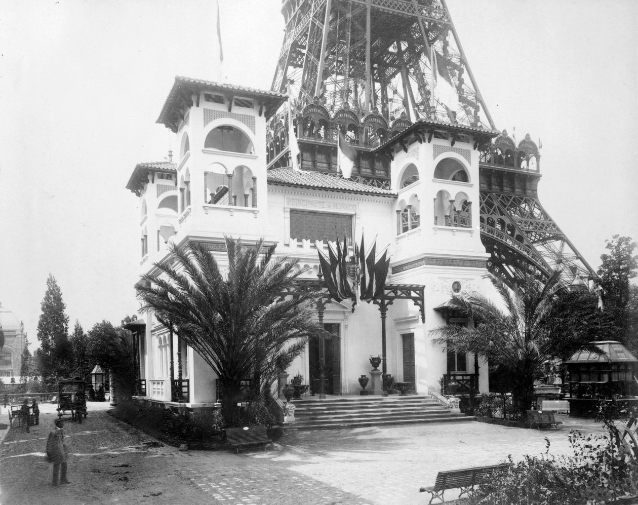 Pawilon Monako, z podstawą Wieży Eiffla w tle, Wystawa Paryska, 1889 autorstwa French Photographer